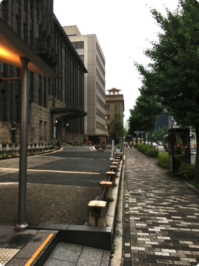 建物の右側です